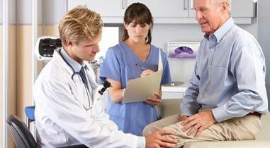 Patient mat Arthrosis op der Inspektioun vun enger orthopäterescher