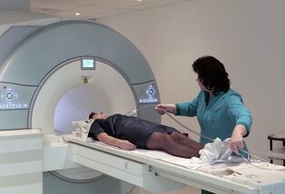 MRI vun der Wirbelsäule fir d'Ursaach vun ënnen am Réck ze identifizéieren